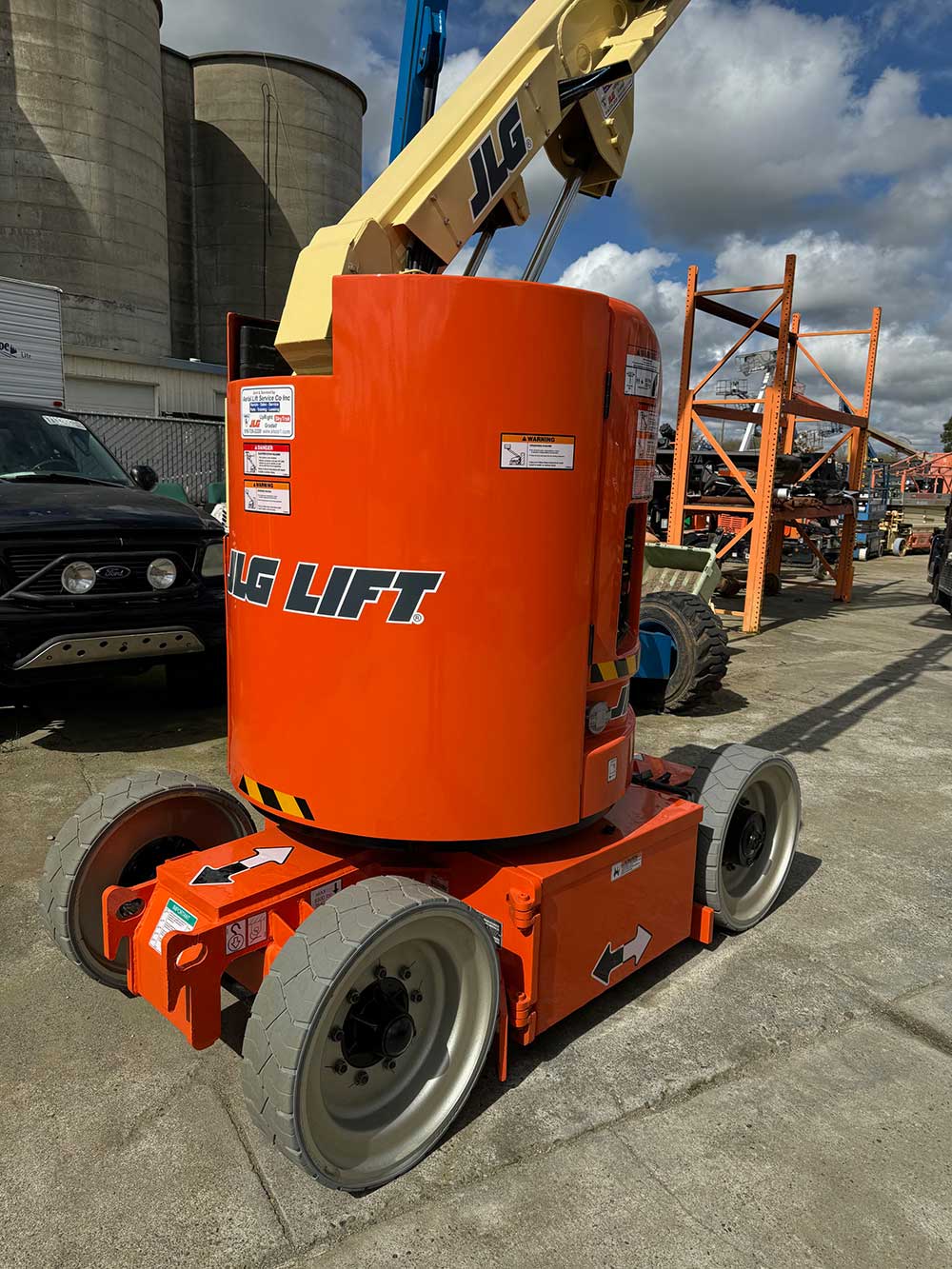 Electric boom lift